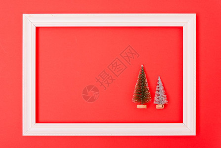 新年圣诞节日组成顶端视图两种绿色fir树枝以红背景为框架带有复制空间图片