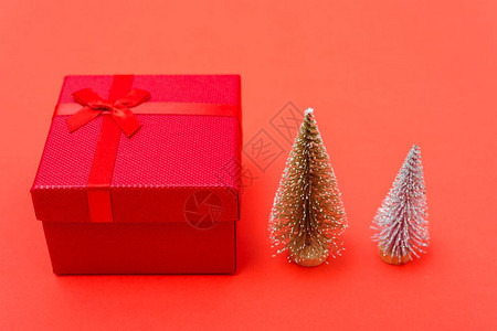 新年圣诞节组成顶视红礼盒和底绿色fir树枝图片