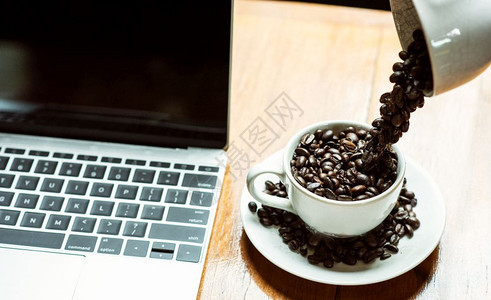 职场商业膝上型电脑在咖啡店杯上出现滴落图片