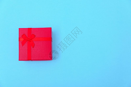 新年快乐圣诞20年或情人节顶端观赏纸包着红色礼物盒装在蓝背景的红礼盒装饰品上并有您文本的复制空间图片