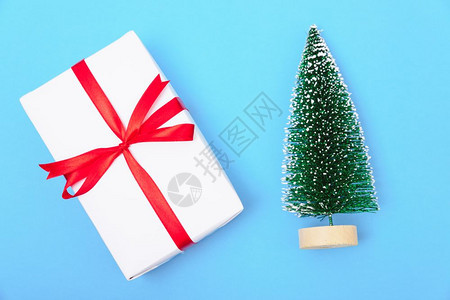 新年和20圣诞节快乐或情人顶层观赏纸包着礼物盒装的手工艺品和蓝背景的fir树并附上文本的复制空间图片