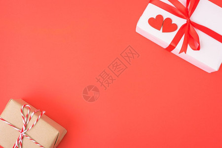 情人节概念顶视平板红背景的礼品盒和文本复制空间图片