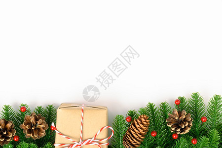 新年或圣诞节快乐顶端视图装饰花生树和礼品盒放在白背景上并有文本的复制空间图片