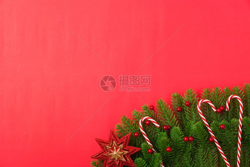 新年或圣诞节快乐最上方的视野平铺在红背景上设fir树枝和装饰品复制文本空间图片