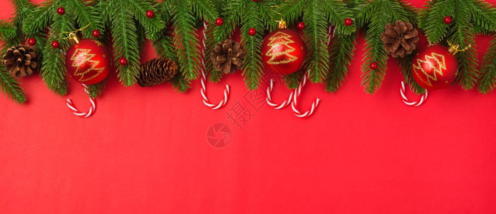 新年或圣诞节快乐最上方的视野平铺立fir树枝和装饰在红色背景上并附文本的复制空间图片
