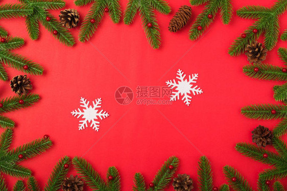新年或圣诞节快乐最上方的视野平铺立fir树枝和装饰在红色背景上并附文本的复制空间图片