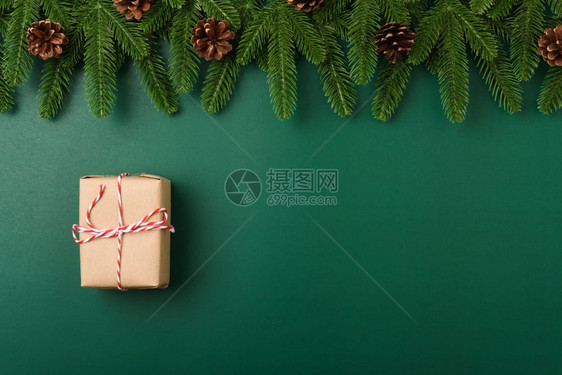 新年快乐圣诞节日概念最高视野平板铺立fir树枝礼品盒和装饰图片