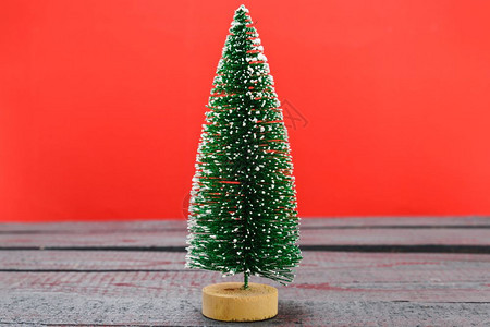 圣诞成像装饰最小绿色fir树枝红色背景下有雪圣诞快乐概念复制文本空间图片