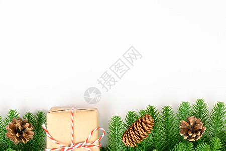 新年或圣诞节快乐顶端视图装饰花生树和礼品盒放在白背景上并有文本的复制空间图片