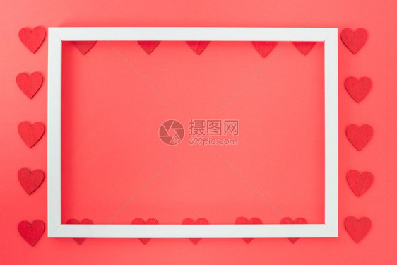红色背景的心圆相框带有复制空间的情人节概念图片