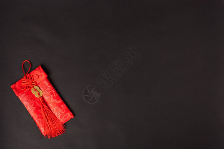 新一年的节日概念平坦的景象新年快乐与红包CharacterFU在黑色背景上图片