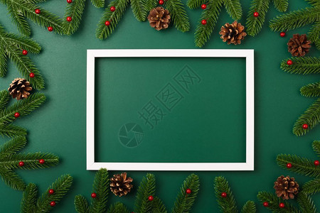 新年快乐圣诞节日概念最高视野平的fir树枝和装饰绿背景文本图片