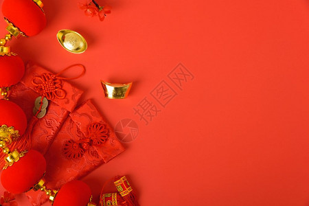 新一年的节日概念平的景色与红信封和黄金在红色背景上加复制版面的金子一起欢乐新年图片