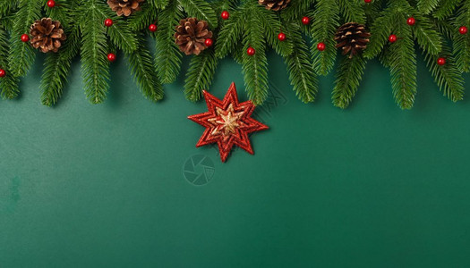 装饰画框新年快乐圣诞节日概念顶端视野平的fir树枝和在橄榄绿背景上装饰的绿色背景上有文本的复制空间背景