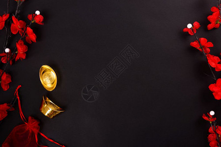 中华新年平面顶楼金条彩色花复制文字版面的新年背景图片