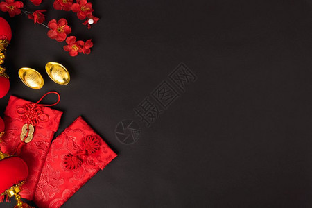 新年概念平坦的面观带着红色信封与金币CharacterFU的新年快乐代表财富祝福在黑色背景上图片