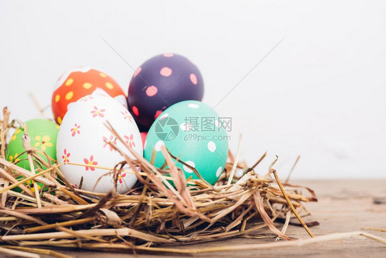 美丽的复活节多彩蛋木本底稻草复活节概念图片