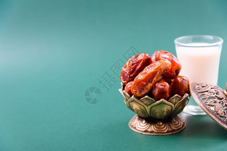 阿拉丁金灯的枣子和牛奶背景图片
