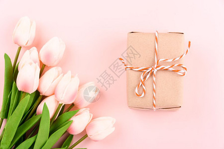 女节快乐母亲概念顶端视窗平板礼品盒和粉红背景的郁金花复制文本空间图片