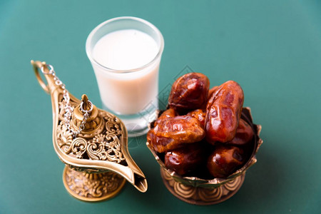 阿拉丁金灯的枣子和牛奶背景图片