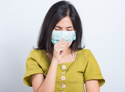 身戴面罩的亚洲美丽快乐的年轻肖像女身着面罩保护过滤尘pm25防污染烟雾和空气污染并用复制空间在白色背景上打喷嚏用白面罩打喷嚏图片