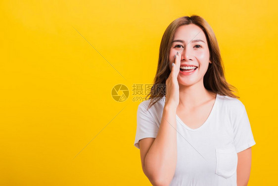亚裔泰国快乐肖像身穿T恤的美丽年轻女站在T恤衫上图片