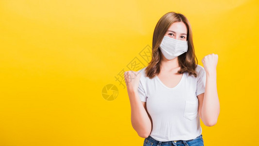 身着面罩保护过滤器粉尘pm25COVID和空气污染的亚洲美丽快乐年轻女图片