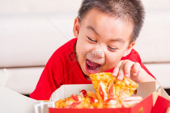 热自制蔬菜快意大利食品可爱的小孩享受抱着披萨意大利辣椒图片