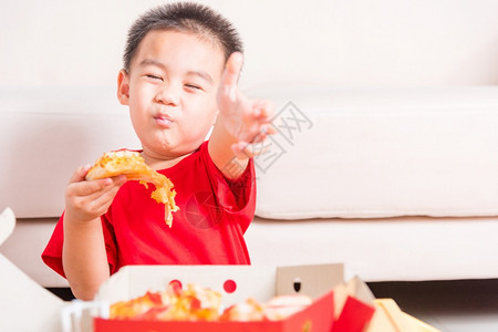 热自制蔬菜快意大利食品可爱的小孩喜欢吃送披萨意大利辣椒奶酪多切片美味和显示良好的手指拇喜欢在家里的纸板盒图片