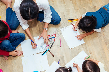 老师正在教小朋友画画图片素材