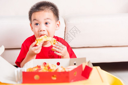 热自制蔬菜快意大利食品可爱的小孩享受吃着送披萨辣椒尼奶酪很多美味的切片在家里一个开着的纸箱里图片