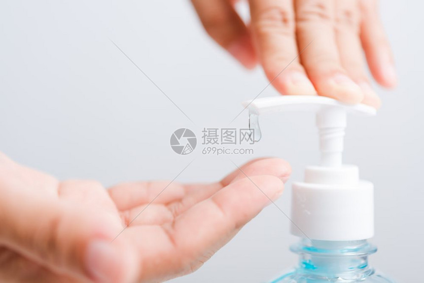 近身亚洲年轻女利用新闻喷洒机净化剂酒精凝胶泵洗手清洁卫生预防COVID19或白底隔离的冠状保护概念图片