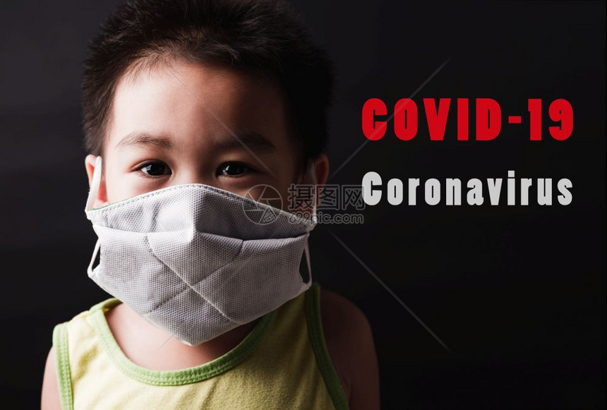 穿着保护面罩的亚洲幼小儿童在眼睛上恐惧地蒙保护面罩防止细菌或疾病卫生预防COVID19或冠状保护概念黑底漆图片