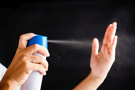 使用喷泵洒器清洗手时喷洒净化剂酒精防卫生COVID19或以黑色背景隔离的冠状保护概念的亚洲青年妇女图片