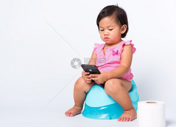 可爱的小女孩坐在便壶上图片