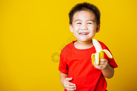 快乐的亚洲儿童或孩子可爱的小男孩笑容穿着红色T恤衫的笑脸图片