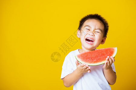 快乐的亚洲儿童或孩子可爱的小男孩笑玩着切开西瓜新鲜食物拍片室摄