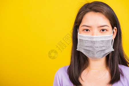 身戴面罩的亚洲年轻女青身戴面罩防止冠状COVID19或过滤尘pm25和空气污染图片