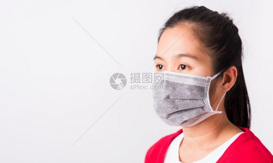身穿红衬衫和面罩的亚洲成年妇女身穿红衬衫面罩防止冠状或COVID19或过滤尘pm25和空气污染她站在一边工作室拍摄孤立的白色背景图片