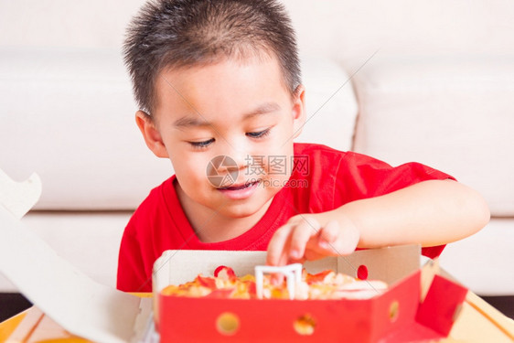 热自制蔬菜快意大利食品可爱的小孩享受抱着披萨意大利辣椒图片