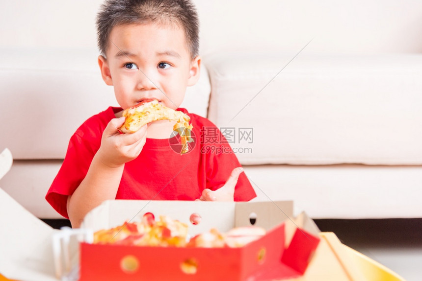 热自制蔬菜快意大利食品可爱的小孩享受吃着送披萨辣椒尼奶酪很多美味的切片在家里一个开着的纸箱里图片