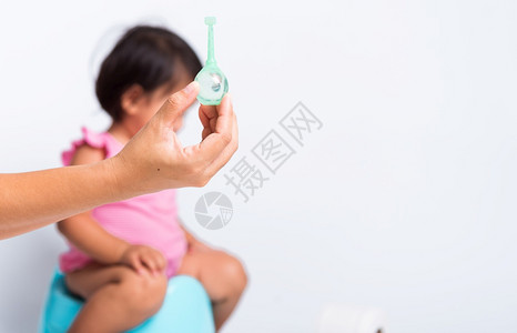 亚洲可爱的小婴儿女训练她们坐在蓝室锅或便壶上她的问题不能拉屎母亲用Enema来帮忙图片