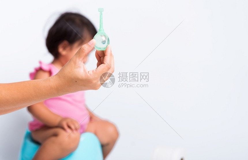 亚洲可爱的小婴儿女训练她们坐在蓝室锅或便壶上她的问题不能拉屎母亲用Enema来帮忙图片