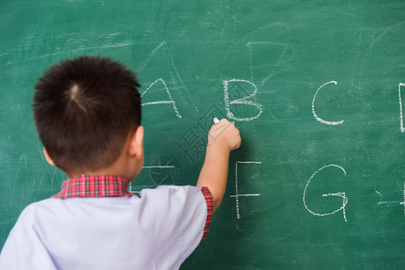 带着绿色学校黑板上的白粉笔写在绿色学校黑板上的生制服写ABB第一次上学教育图片