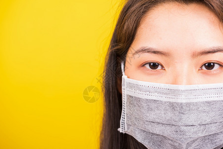 身戴面罩的亚洲年轻女青身戴面罩防止冠状COVID19或过滤尘pm25和空气污染图片