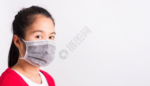 身穿红衬衫和面罩的亚洲成年妇女身穿红衬衫面罩防止冠状或COVID19或过滤粉尘pm25和空气污染图片