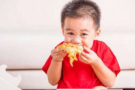 热自制蔬菜快意大利食品可爱的小孩享受吃着送披萨辣椒尼奶酪很多美味的切片在家里一个开着的纸箱里图片