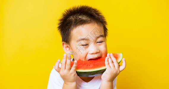 可爱的小男孩吃着西瓜图片