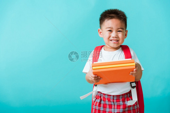 小男孩背着书包傻笑图片