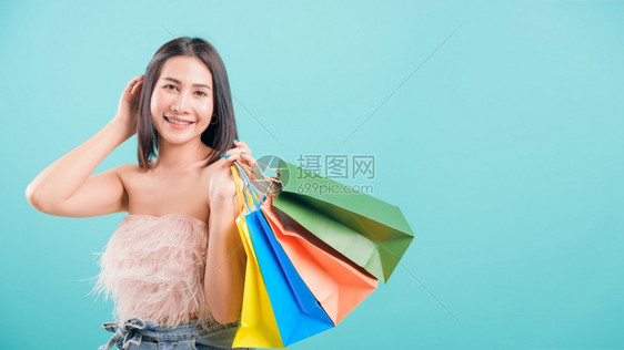 亚洲快乐肖像美丽的年轻女子站在夏天的微笑中购物她拿着多彩袋图片